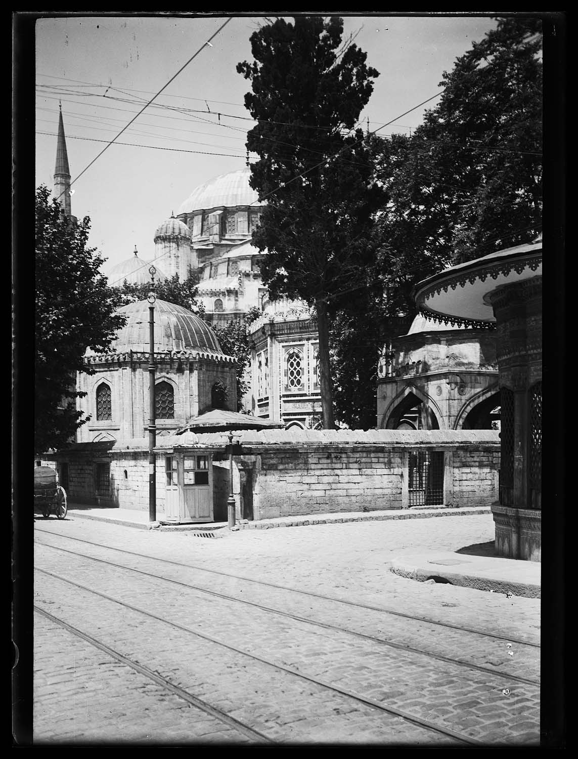 Vue d'ensemble, avec la voie du tramway au premier plan